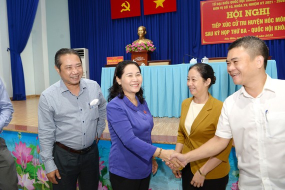 Chủ tịch HĐND TPHCM Nguyễn  Thị Lệ trao đổi với các đại biểu  tại buổi tiếp xúc cử tri huyện  Hóc Môn ngày 22-6. Ảnh:  CAO THĂNG