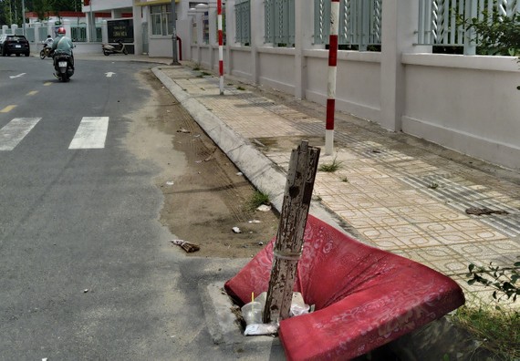 Người dân phải dùng tấm nệm, cây gỗ đặt vào hố ga để cảnh báo người đi đường