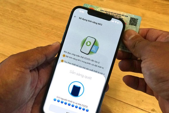 Người dân kích hoạt tài khoản định danh điện tử VNeID  qua tính năng NFC của điện thoại thông minh. Ảnh: HOÀNG HÙNGoàng 