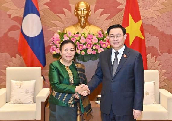 Chủ tịch Quốc hội Vương Đình Huệ tiếp Phó Chủ tịch Quốc hội Lào Sounthon Xayachak. Ảnh: VIẾT CHUNG