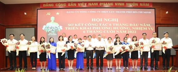 Đồng chí Dương Ngọc Hải và đồng chí Phạm Quốc Bảo trao thưởng cho các cá nhân thực hiện tốt học tập và làm theo tư tưởng, đạo đức, phong cách Hồ Chí Minh năm 2021-2022