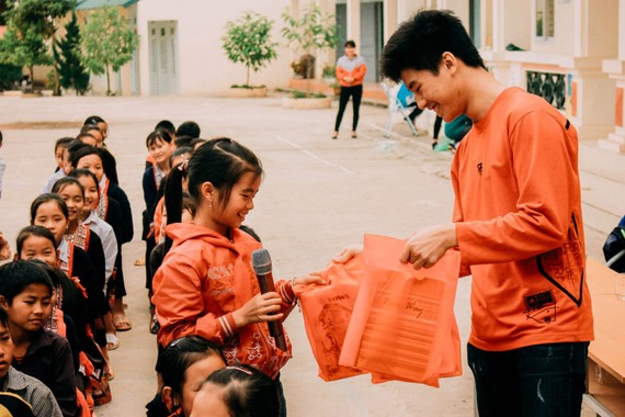 Nhóm  Vòng tròn sách  tổ chức  tặng sách cho các em nhỏ tại  một trường học  ở tỉnh  Thái Nguyên