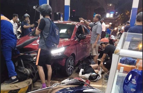 Hiện trường vụ ô tô đâm thẳng vào cây xăng khiến nhiều người bị thương hôm 13-8 tại phường Thịnh Quang (quận Đống Đa, TP Hà Nội)