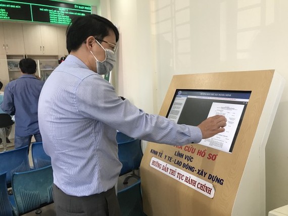 Người dân kiểm tra việc phát triển dịch vụ công trực tuyến tại UBND huyện Hóc Môn, TPHCM
