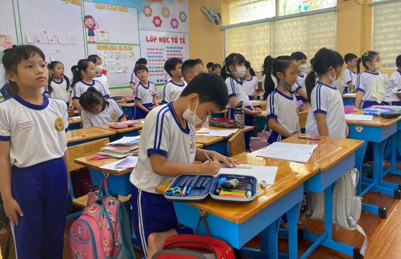 Bàn ghế tại Trường Tiểu học Nguyễn Bỉnh Khiêm, quận 1, TPHCM đã trở nên chật chội  với học sinh lớp 3. Ảnh: PHƯƠNG CHINH