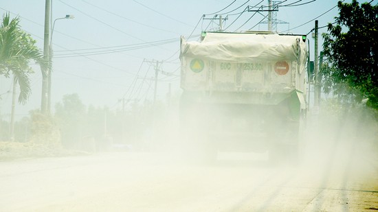 Ô nhiễm bụi là vấn đề nổi cộm hiện nay ở nước ta. Trong ảnh: Xe chở đá làm bụi mù trên đường Tóc Tiên - Châu Pha (Tân Thành, Bà Rịa - Vũng Tàu) 