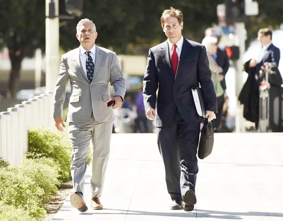 Jonathan Todd Schwartz (trái), cùng luật sư Nathan Hoffman đến Tòa án Liên bang Mỹ tại Los Angeles, California, ngày 3-5-2017. Ảnh: AP