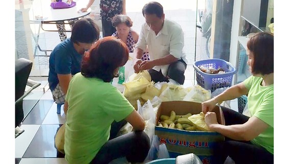 Phát cơm từ thiện giúp người nghèo tại tiệm tóc Đức Mifa