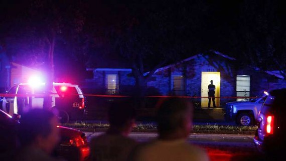 Cảnh sát đến hiện trường vụ nổ súng ở vùng ngoại ô Plano, phía Bắc thành phố Dallas, Mỹ. Ảnh: AP