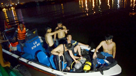 Các chiến sĩ chuẩn bị lặn tìm xác nạn nhân trong một vụ cứu nạn, cứu hộ