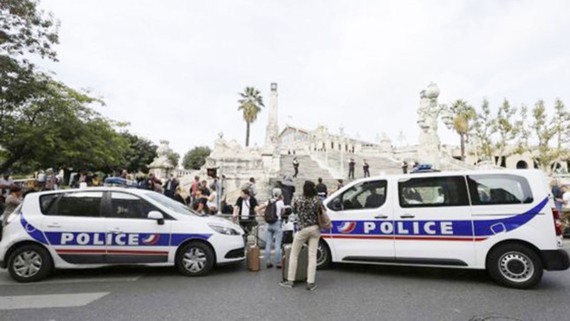 Hành khách tập trung quanh các xe cảnh sát bên ngoài ga xe lửa Saint-Charles ở Marseille sau vụ tấn công ngày 1-10-2017. Ảnh: AP