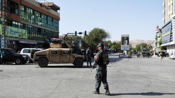 Nhân viên an ninh Afghanistan đang đứng canh giữ gần nơi xảy ra vụ tấn công tự sát nhằm vào một nhà thờ Hồi giáo Shiite ở Kabul vào ngày 25-8-2017