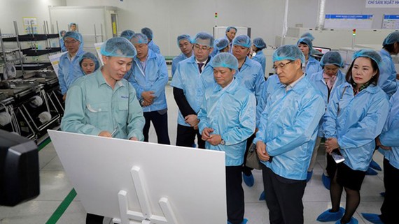 Lãnh đạo Samsung Việt Nam khảo sát tại Công ty Manutronics. Nguồn: Samsung