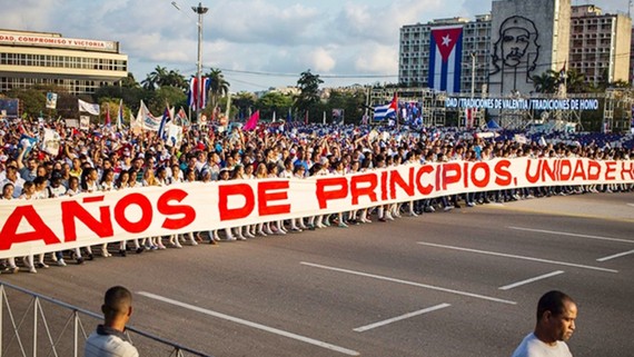 Hơn 900.000 người dân thủ đô La Habana đã có mặt tại quảng trường Cách mạng José Martí để tham gia lễ kỉ niệm trọng đại nhân Ngày Quốc tế Lao động 1-5. Ảnh: REUTERS