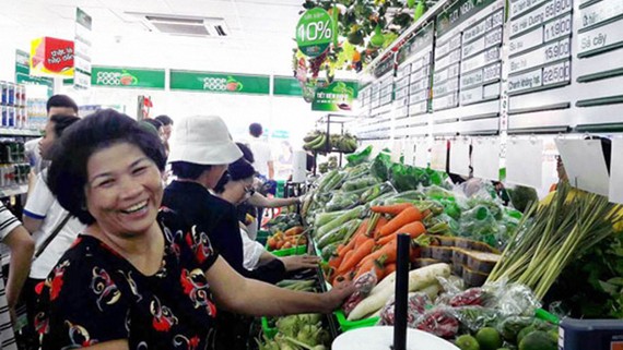 Khách hàng mua thực phẩm tại Co.op Food Thanh Đa -  cửa hàng nhượng quyền đầu tiên của Saigon Co.op trong năm 2016