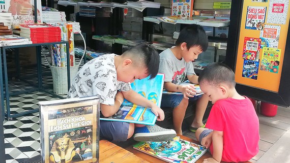 Trẻ em chọn sách tại Đường sách TPHCM