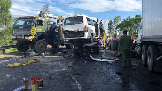 Hiện trường vụ tai nạn giao thông vừa xảy ra trên tuyến tránh (Km950+800 trên QL1) đoạn qua xã Điện Minh, thị xã Điện Bàn, tỉnh Quảng Nam) làm 13 người chết 
