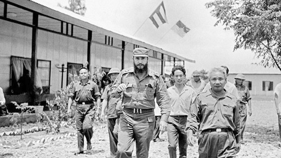 Lãnh tụ Cuba Fidel Castro thăm UBND cách mạng tỉnh Quảng Trị năm 1973. Ảnh: TTXVN