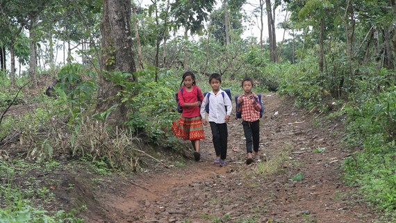 Học sinh làng H’Mông trên đường đến trường.  Ảnh: ĐÔNG NGUYÊN