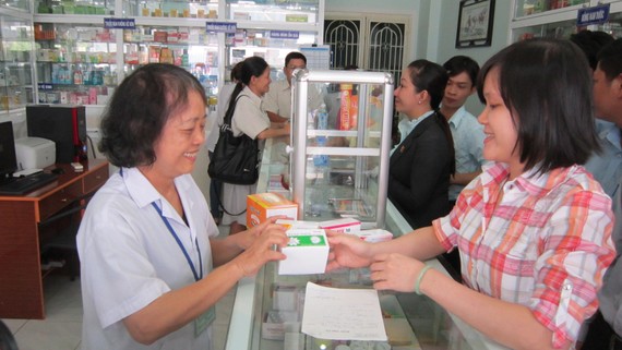 Người dân mua thuốc tại một cửa hàng thuốc trên địa bàn quận 12 (TPHCM)