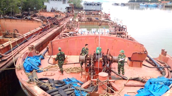 Các ghe tàu khai thác, vận chuyển cát trái phép bị thu giữ  (Ảnh do Bộ Tư lệnh Bộ đội biên phòng TPHCM cung cấp)