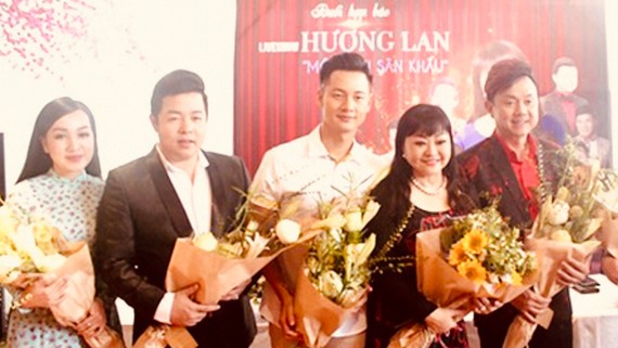 Ca sĩ Hương Lan (thứ hai, từ phải sang) và các nghệ sĩ hải ngoại khác sẽ được cấp phép biểu diễn có thời hạn. Ảnh: GIA BÌNH