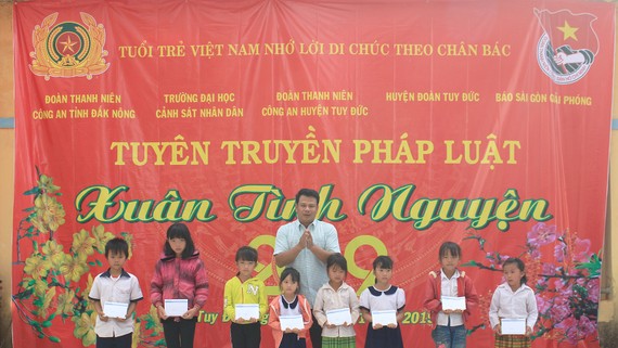 Báo SGGP trao học bổng cho học sinh nghèo Đắk Nông
