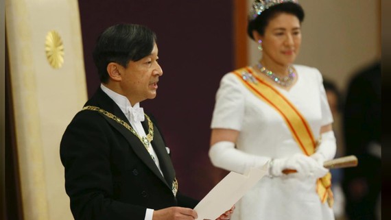 Nhật Hoàng Naruhito phát biểu trước người dân sau khi lên ngôi Ảnh: REUTERS