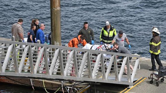 Lực lượng cứu hộ đang chuyển một hành khách bị thương đến xe cứu thương tại bến cảng George Inlet Lodge ở Ketchikan, Alaska. Ảnh: AP