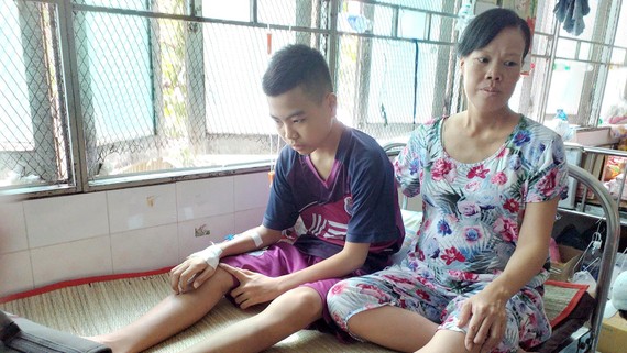 Chị Nguyễn Kim Thoa đang chăm sóc con trai 14 tuổi điều trị ung thư máu ở Bệnh viện Ung bướu TPHCM