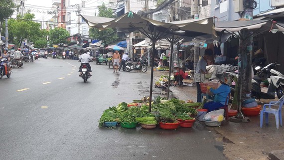 Hàng hóa bán tự do trên đường Hoàng Hoa Thám (quận Bình Thạnh)  gây mất an toàn giao thông 