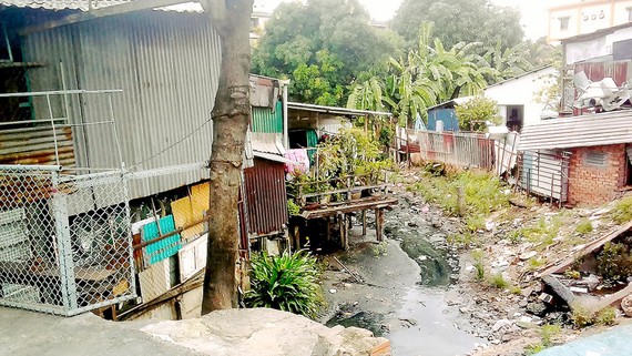 Một đoạn kênh trên địa bàn quận Bình Thạnh đang bị “bức tử”