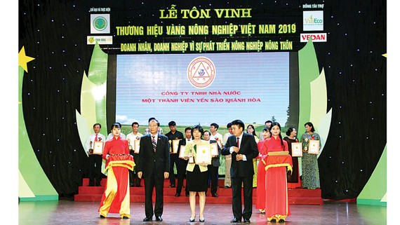 Đồng chí Võ Thị Thu Trang, Đại diện Ban Lãnh đạo Công ty Yến sào  Khánh Hòa vinh dự nhận chứng nhận