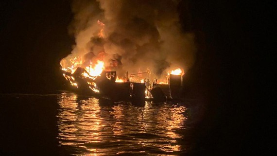 Tàu Conception cháy khi đang neo đậu gần đảo Santa Cruz, ngoài khơi bờ biển thành phố Santa Barbara, với hơn 40 người trên tàu. Ảnh: REUTERS