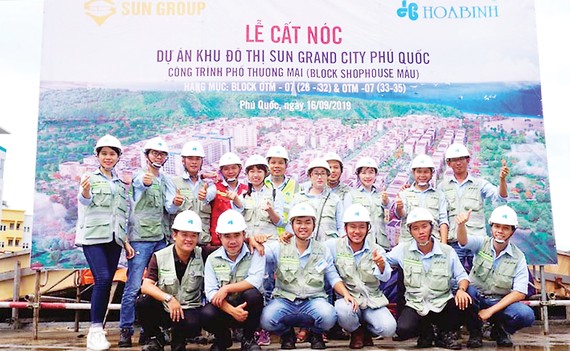 Công ty CP Tập đoàn Xây dựng Hòa Bình cất nóc vượt tiến độ công trình Phố thương mại tại Phú Quốc