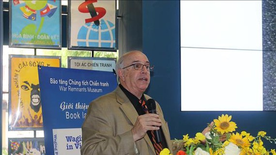 Ông Ron Carver, thành viên biên soạn quyển sách “Waging peace in Việt Nam” phát biểu tại buổi giới thiệu sách. Ảnh: TTXVN