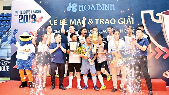 Đội Liên quân Tiến Phát - M8 giành Cup vô địch White Dove League toàn quốc 2019