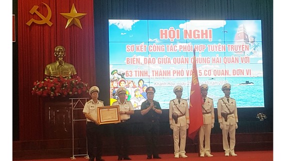 Thượng tướng Nguyễn Trọng Nghĩa trao huân chương Bảo vệ  Tổ quốc hạng nhất cho Bộ tư lệnh quân chủng hải quân
