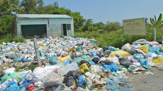 Thị xã Điện Bàn rác thải vung vãi khắp nơi. Ảnh: NGỌC PHÚC