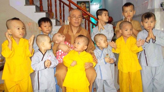  Thầy Thích Huệ Quang với các bé ở cơ sở nuôi trẻ mồ côi 