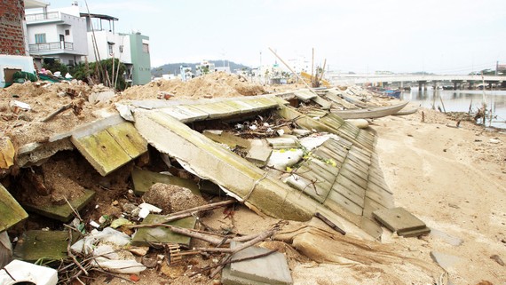 Gần 500m kè ở TP Quy Nhơn chưa kịp bàn giao  đã bị sóng đánh tan hoang