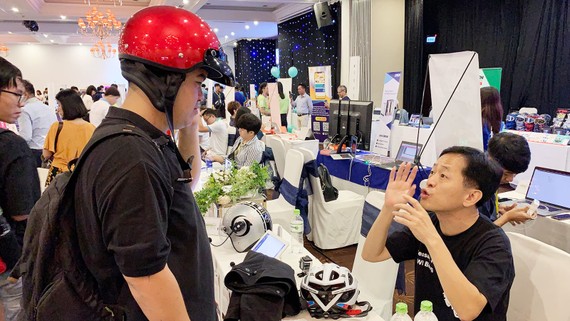 Một startup Hàn Quốc giới thiệu nón bảo hiểm thông minh  tại Tuần lễ Khởi nghiệp sáng tạo vừa qua tại TPHCM. Ảnh: T.Ba