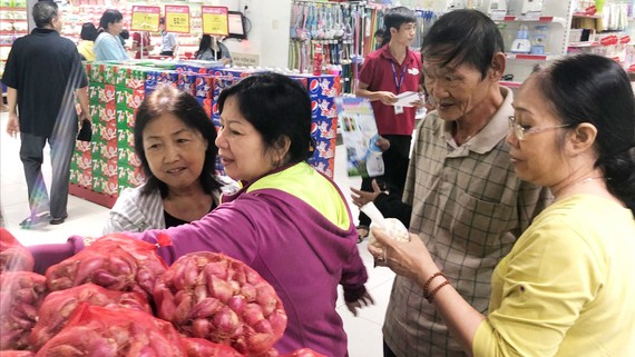 Người dân mua sắm tại Co.opmart SCA  Phạm Văn Chiêu