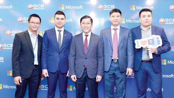 Đại diện lãnh đạo SCB, Microsoft Việt Nam và Sofline chụp ảnh tại chương trình