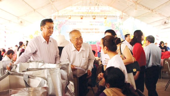 Lãnh đạo huyện Hóc Môn cùng các nhà hảo tâm tặng quà tết  cho người dân có hoàn cảnh khó khăn