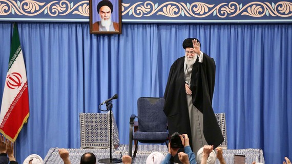 Đại giáo chủ Ali Khamenei. Ảnh: tham dự một cuộc họp hôm 8-1 để nói về các cuộc tấn côngtên lửa vào các căn cứ của Mỹ ở Iraq. Ảnh: Văn phòng báo chí Iran