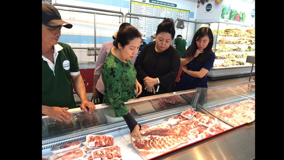 Thịt heo đông lạnh nhập khẩu được bán trong chuỗi  cửa hàng San Hà Foods, góp phần làm giảm áp lực  về nguồn thịt heo nóng cung ứng thị trường tết