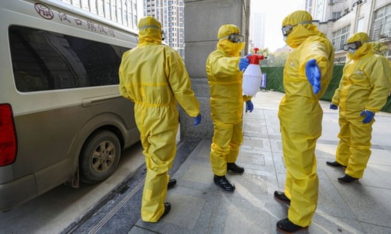  Nhân viên phòng tang lễ trong bộ đồ bảo vệ ở Vũ Hán tự khử trùng sau khi xử lý một nạn nhân tử vong do virus corona. Ảnh: REUTERS