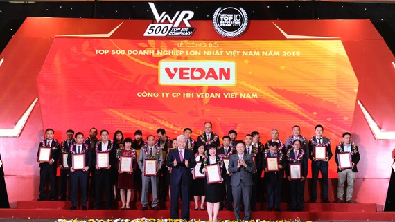 Đại diện Vedan nhận chứng nhận Top 500 Doanh nghiệp lớn nhất Việt Nam năm 2019