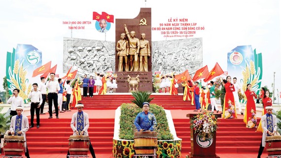 Lễ kỷ niệm 90 năm ngày thành lập Chi bộ An Nam Cộng sản Đảng Cờ Đỏ  tại Khu lịch sử Địa điểm thành lập Chi bộ An Nam Cộng sản Đảng Cờ Đỏ TP Cần Thơ. Ảnh: TUẤN QUANG